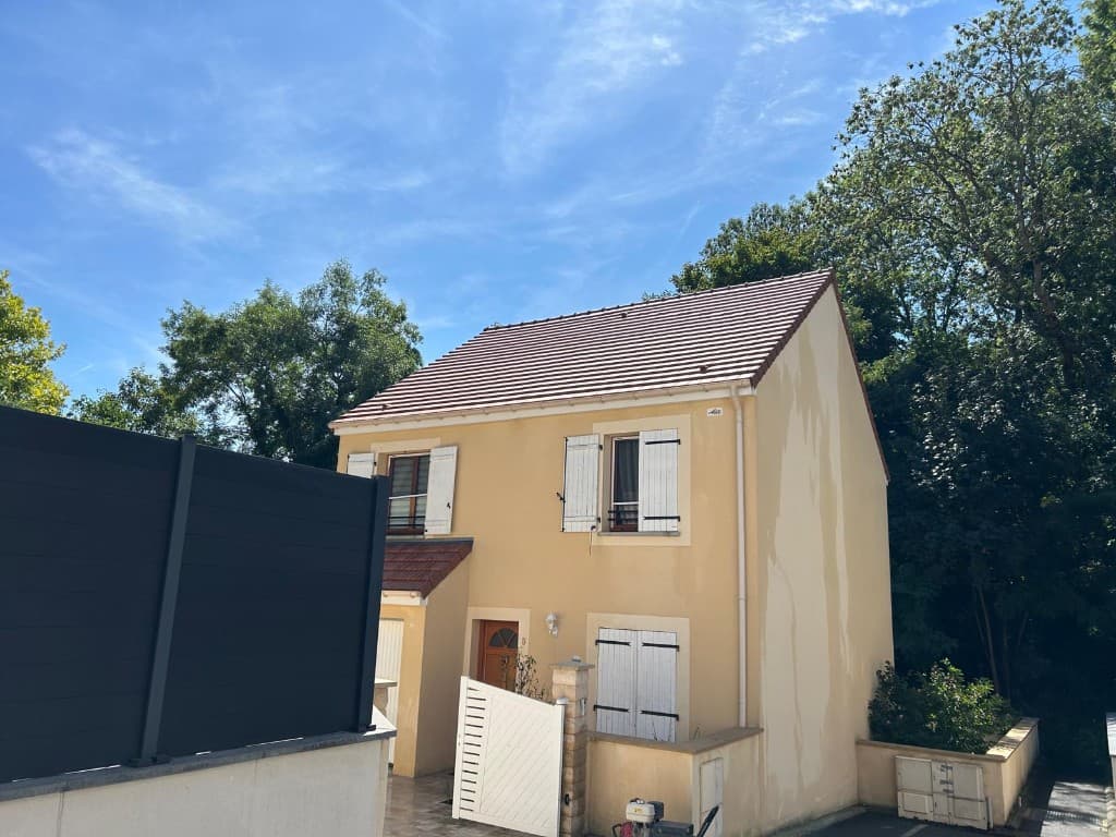 Toiture rénovée en tuiles terre cuite après travaux de couverture à Vendôme, Loir-et-Cher (41)