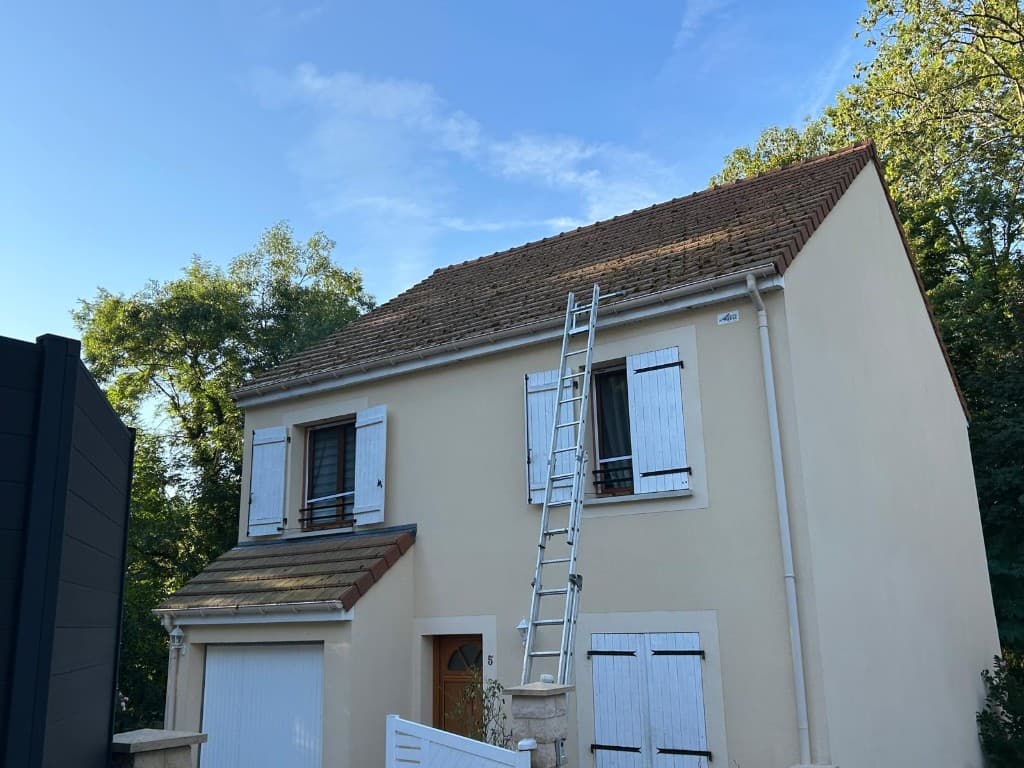 Toiture en tuiles encrassée avant rénovation de couverture à Vendôme, Loir-et-Cher (41)